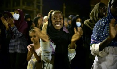 المعارضون للانقلاب في الشارع والعالم يراقب العسكريين في السودان