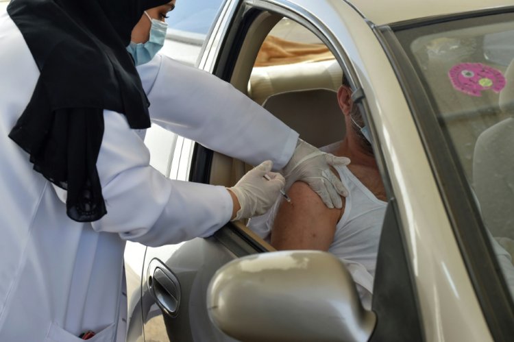 السعودية تشترط على سكانها تلقي جرعتي لقاح ضد كوفيد لدخول الأماكن العامة ووسائل النقل