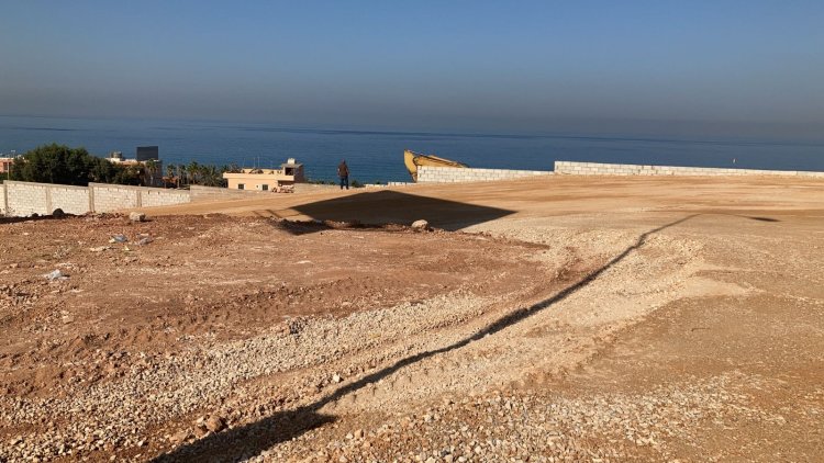 عبدالله يقدم إخبارا عن مخلفات على أوتوستراد الجية