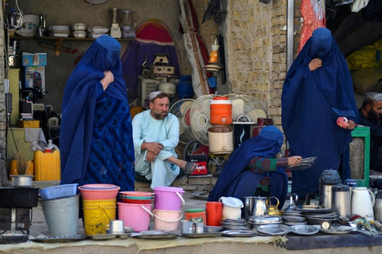 نساء يتحدين الخوف في قندهار ويخرجن للعمل والدراسة