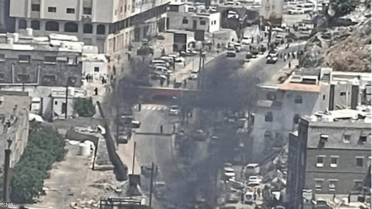 قتلى وجرحى في انفجار سيارة مفخخة بعدن.. ونجاة مسؤولين كبيرين