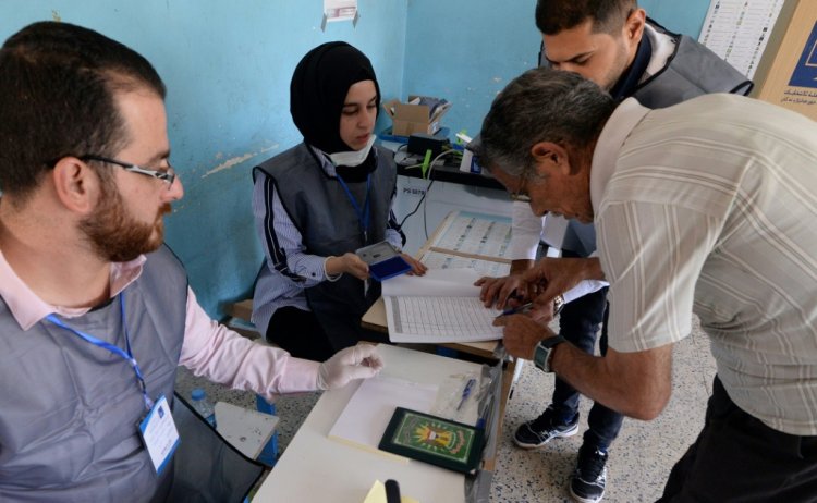 في اليوم الانتخابي العراقي مسنون يصوتون وشباب يقاطعون