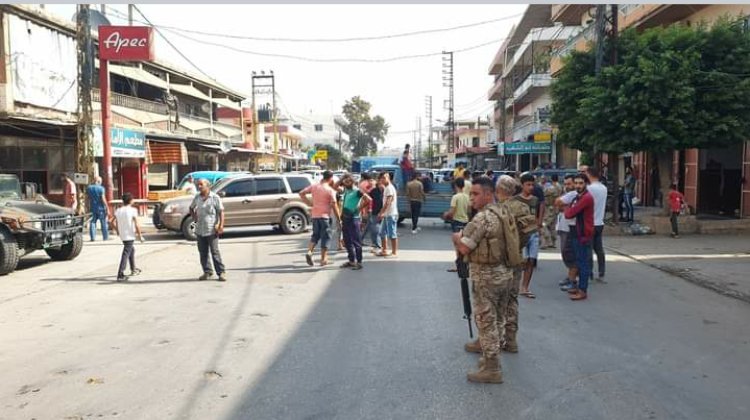 محتجون قطعوا طريق عام حلبا ومطالبة بالإفراج عن موقوفي الحصنية