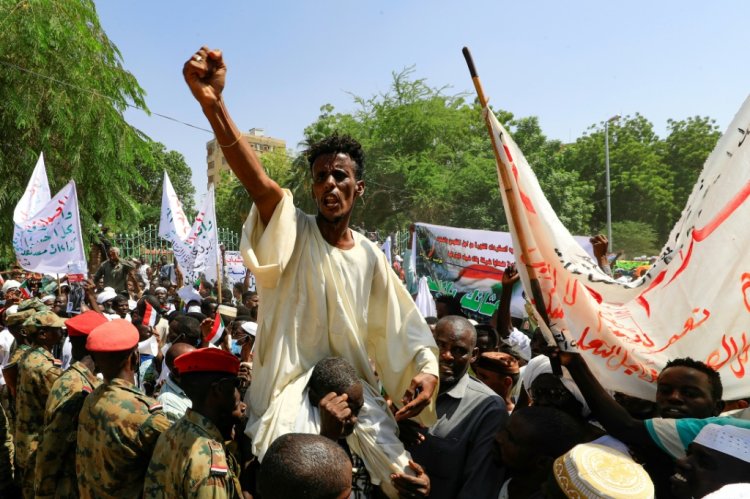 مئات السودانيين يعتصمون لليوم الثاني للمطالبة بسلطة عسكرية