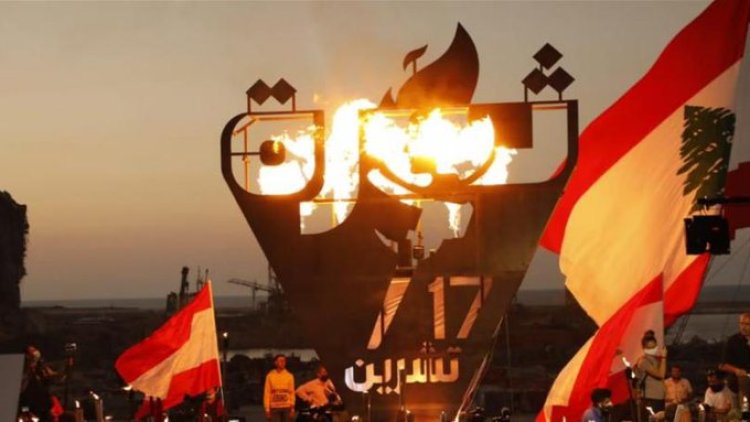 إضاءة شعلة 17 تشرين في ساحة الشهداء