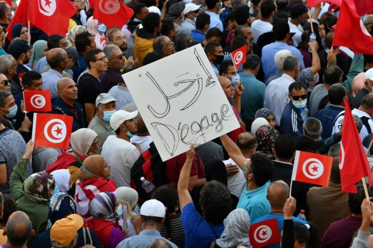 الأصوات المعارضة تعلو بوجه قرارات سعيد