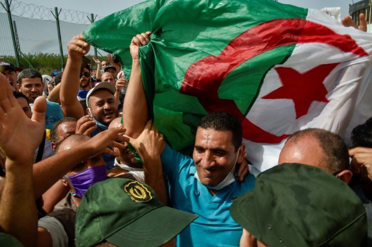 القضاء الجزائري يلغي الملاحقات بحق أحد أبرز وجوه الحراك الشعبي