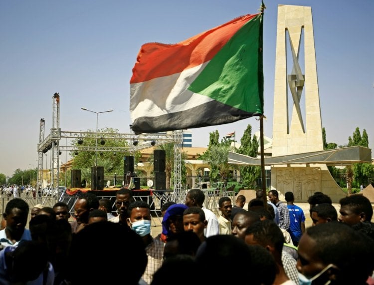 إطلاق قنابل غاز مسيّل للدموع على متظاهرين مناهضين للانقلاب في الخرطوم
