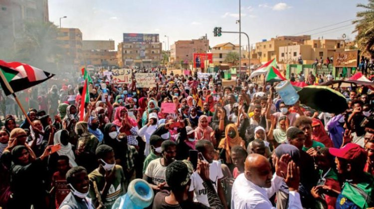 حشود ضخمة تطالب بعودة الحكم المدني في السودان