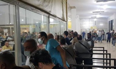 بالصورة: زحمة في "النافعة" بعد تمديد دوام العمل