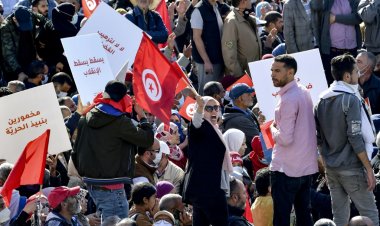 أكثر من ألف متظاهر يحتجون أمام البرلمان التونسي على "انقلاب" الرئيس سعيّد