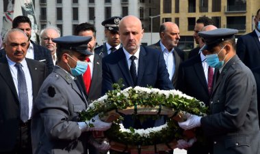 مولوي يضع إكليلا على ضريح الحريري في وسط بيروت