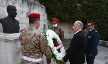 وزير الدفاع وضع باسم الجمهورية اكليلا على ضريح فؤاد شهاب