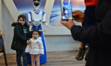 روبوتات تنقل زبائن مطعم بالموصل في رحلة نحو المستقبل