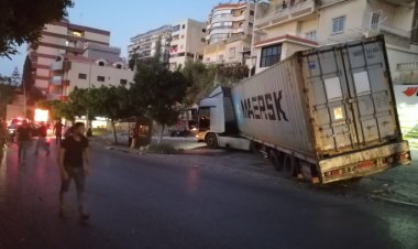 قطع طريق عبرا بسبب جنوح مقطورة شاحنة بعد انفجار أحد اطاراتها