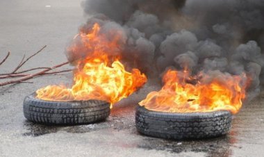 بالصورة: مواطنون يفترشون الطريق منعاً لمرور السيارات