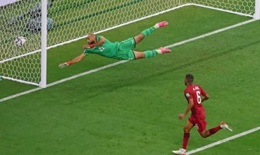 قطر تستهل مشوارها بالفوز على البحرين والعراق بعشرة لاعبين ينتزع التعادل من عمان