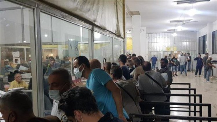 بالصورة: زحمة في "النافعة" بعد تمديد دوام العمل