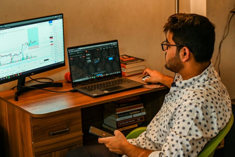 هوس الاستثمار الالكتروني يجتاح الشباب في العالم