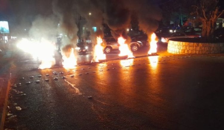محتجون قطعوا طلعة يسوع الملك لبعض الوقت بالاطارات المشتعلة