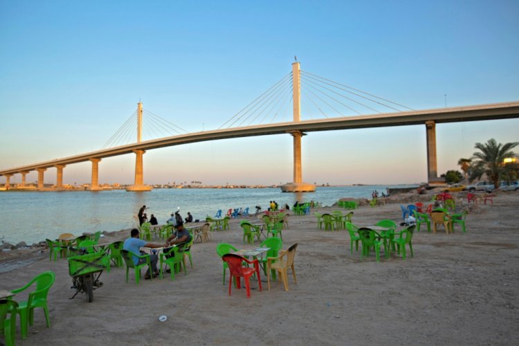 في البصرة في جنوب العراق وفرة في النفط وشحّ في مقومات الحياة الجيّدة