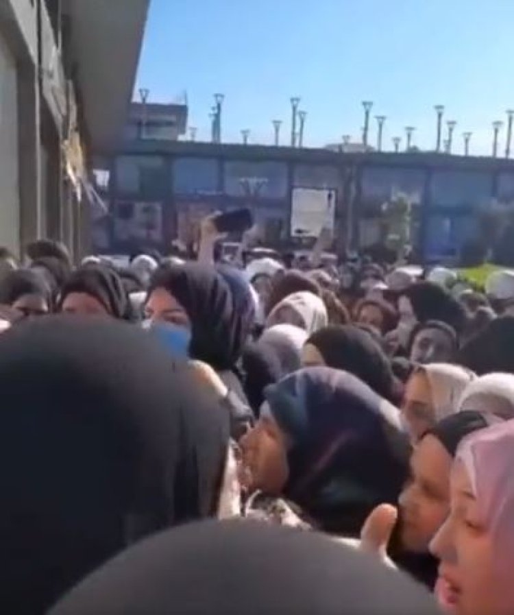 بالفيديو: زحمة جنونية أمام أحد محلات الألبسة النسائية  بعد إعلانه عن تنزيلات