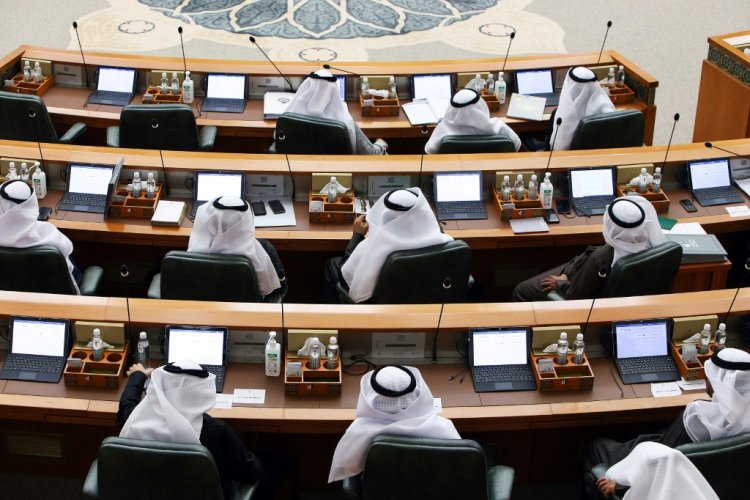 الحكومة الكويتية تستقيل عشية جلسة لاستجواب رئيسها
