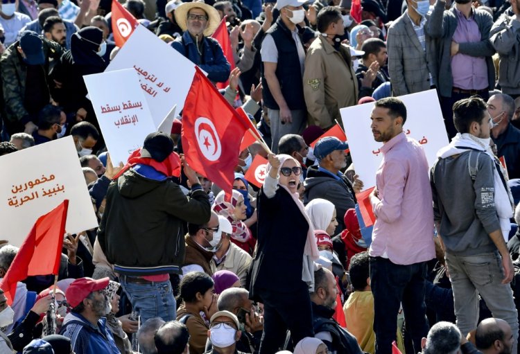 أكثر من ألف متظاهر يحتجون أمام البرلمان التونسي على "انقلاب" الرئيس سعيّد