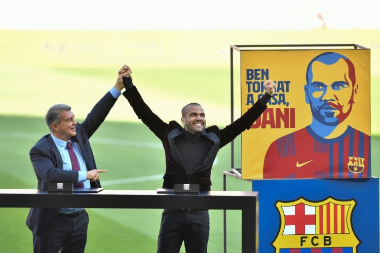 برشلونة يقدّم ألفيش العائد "للقتال من أجل مكاني" في الفريق