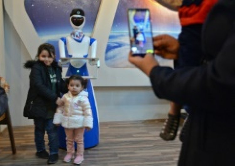 روبوتات تنقل زبائن مطعم بالموصل في رحلة نحو المستقبل