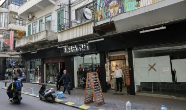 الأزمة الاقتصادية تسلب لبنان فرح عيد الميلاد وأضواءه