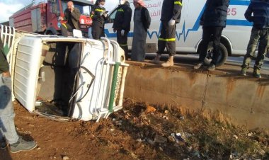 بالصور: 25 جريحاً بانقلاب شاحنة على طريق رياق