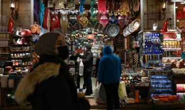 الليرة التركية تنهار بعد خفض معدل الفائدة