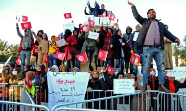 تونسيون يتظاهرون في ذكرى الثورة دعما ورفضا لقرارات الرئيس قيس سعيّد