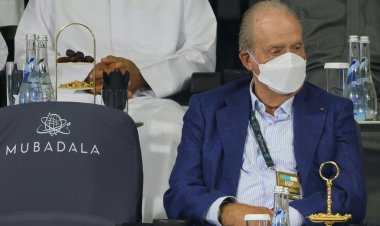 ملك إسبانيا السابق الملاحق بقضايا فساد يحضر مباراة كرة مضرب في أبوظبي