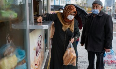 أكشاك "خبز الشعب" ملجأ الأتراك المتضررين من تدهور الليرة