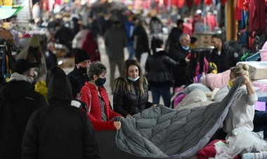 تدهور قيمة الليرة التركية يجتذب متسوقين عبر الحدود