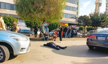 بالصورة: مواطن يقطع الطريق بجسده