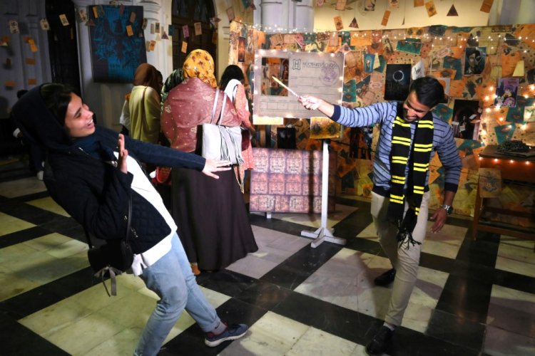 طلاب في لاهور الباكستانية حوّلوا حرم جامعتهم إلى مدرسة هاري بوتر للسحر