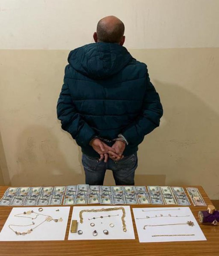 استحصل على مفتاح منزلها  وسرقها بحوالى 25 الف دولار.. اليكم التفاصيل