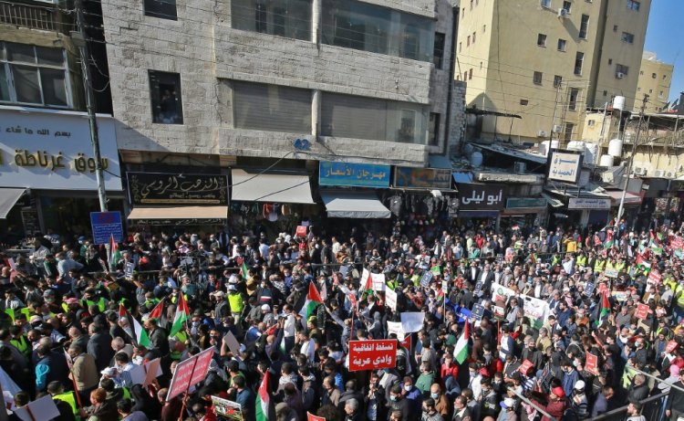 نواب أردنيون يعتبرون "إعلان النوايا" مع إسرائيل لتبادل الطاقة والمياه "خيانة"