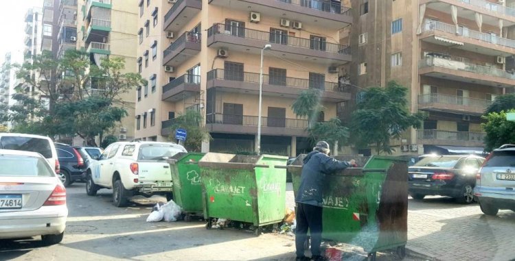 الناس جاعوا ويأكلون من مستوعبات النفايات 