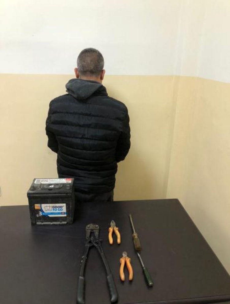 توقيف احد افراد عصابة نفذت أكثر من 14 عملية سرقة بطاريات واطارات سيارات