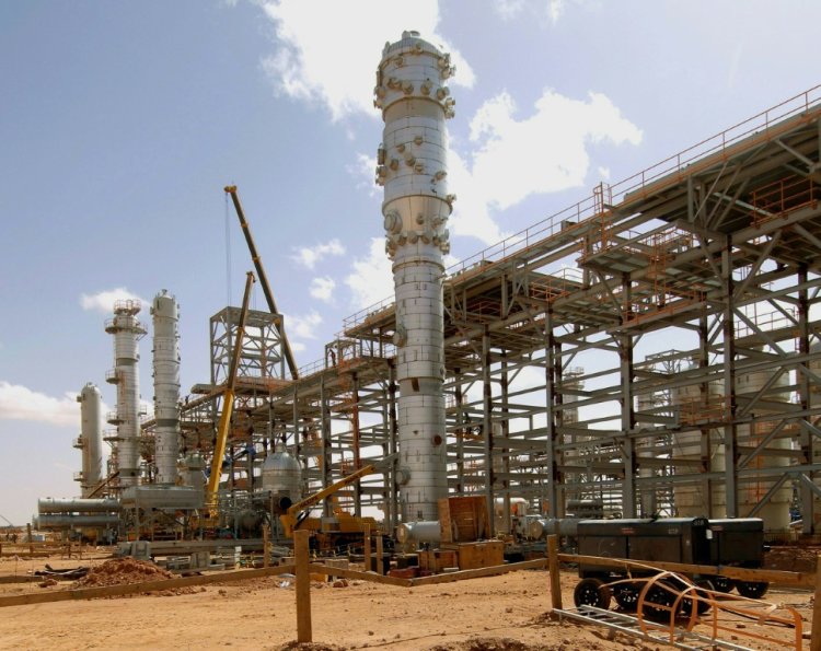 متأثرًا بتوقعات صندوق النقد للنمو الاقتصادي.. النفط يهبط أكثر من 5%
