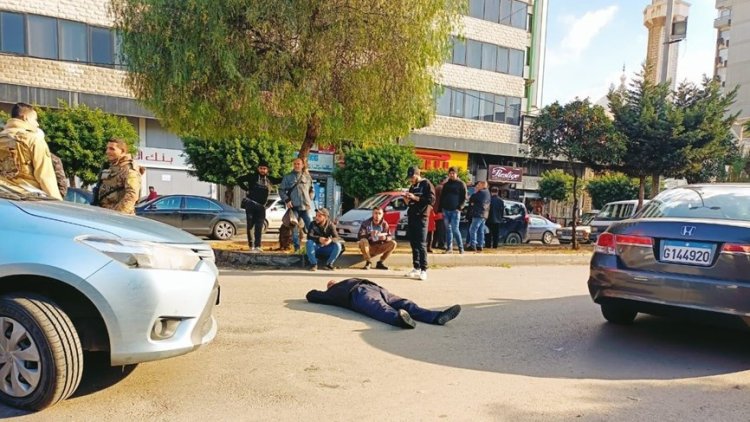 بالصورة: مواطن يقطع الطريق بجسده