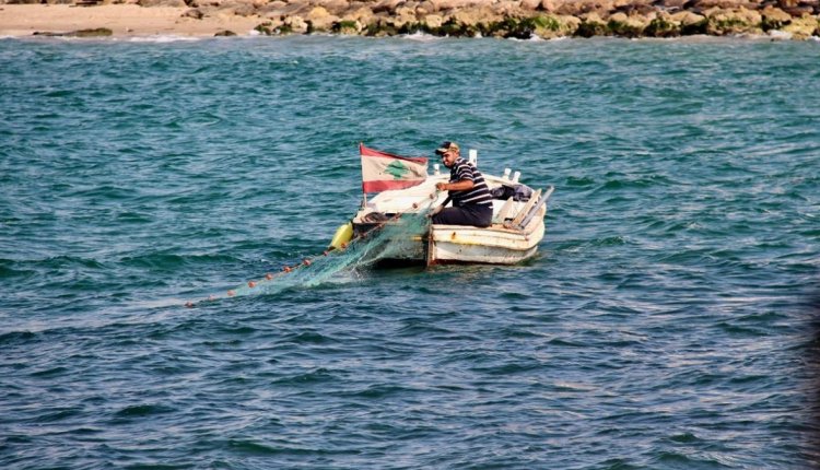 انتشال زورق صيد من الغرق في صور