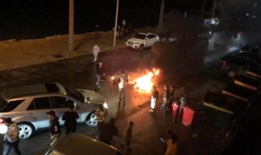 قطع الكورنيش البحري في صور احتجاجا على تردي الأوضاع المعيشية