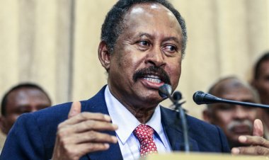 استقالة رئيس الوزراء في السودان تثير مخاوف من نظام حكم شبيه بنظام البشير