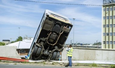 مقتل 17 شخصاً بحادث مروري في جنوب إفريقيا بينهم 16 احترقوا في حافلة