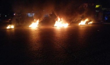 بالصّورة: قطع تقاطع ايليا بالإطارات المشتعلة
